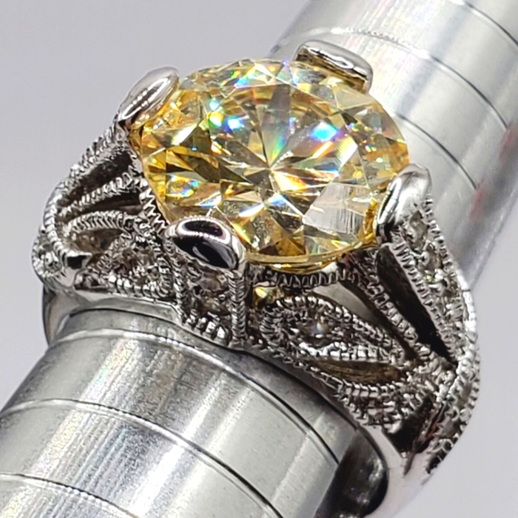 Jewelry - Yellow diamond ring